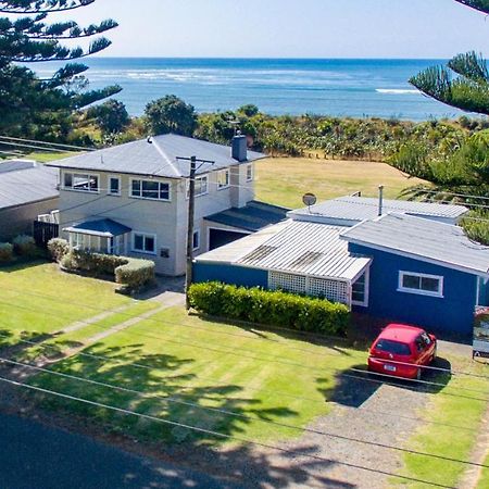 Villa Taranaki Beach House - Great Sea Views à Waitara Extérieur photo