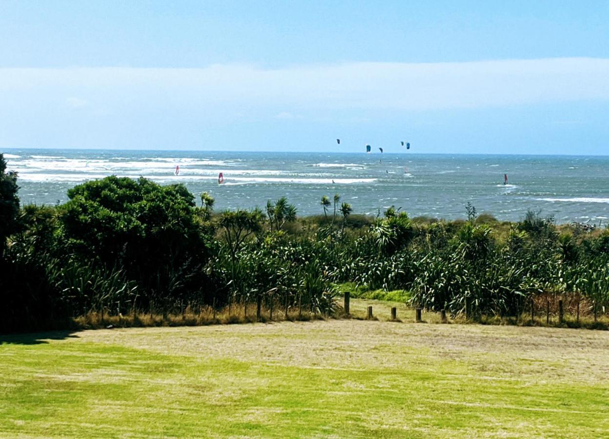 Villa Taranaki Beach House - Great Sea Views à Waitara Extérieur photo